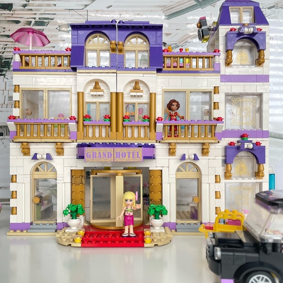 Lego Friends: Grand Hotel - Picture 1 of 13